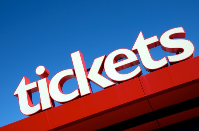 Объемные буквы для нестандартных поверхностей: как украсить фасад любого здания